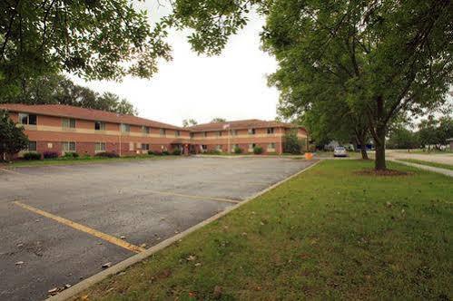 Super 8 By Wyndham Whitewater Wi Hotel Exterior photo